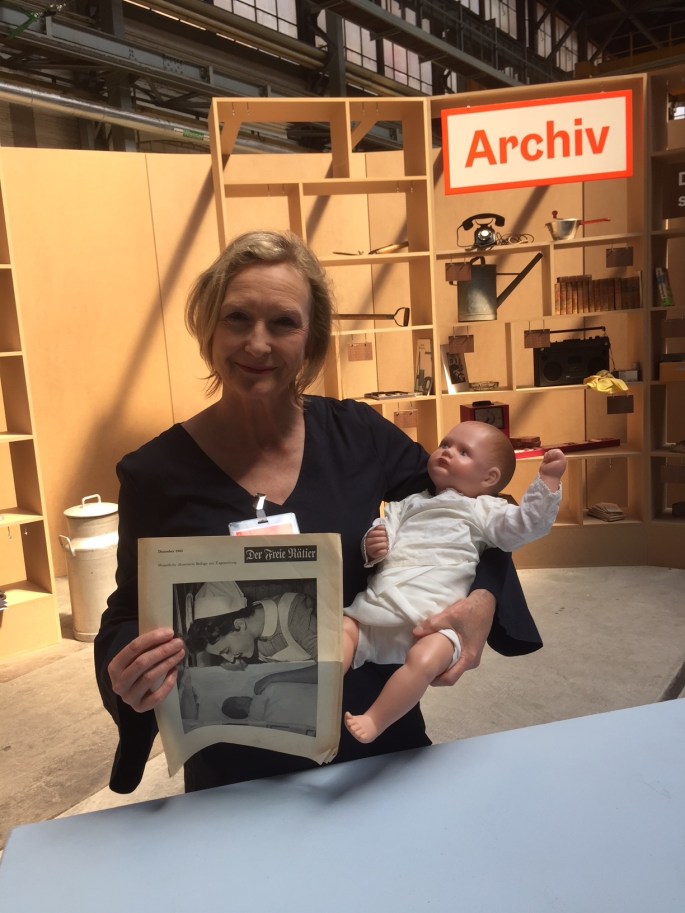 Archiv Austellung mit Puppe.JPG